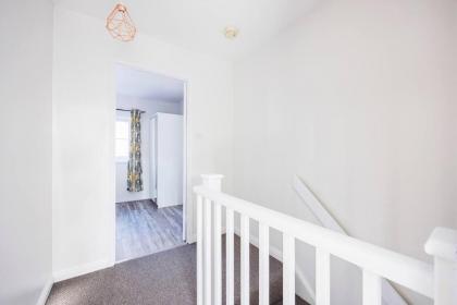 Remarkable 2-Bed House in Barking - image 4