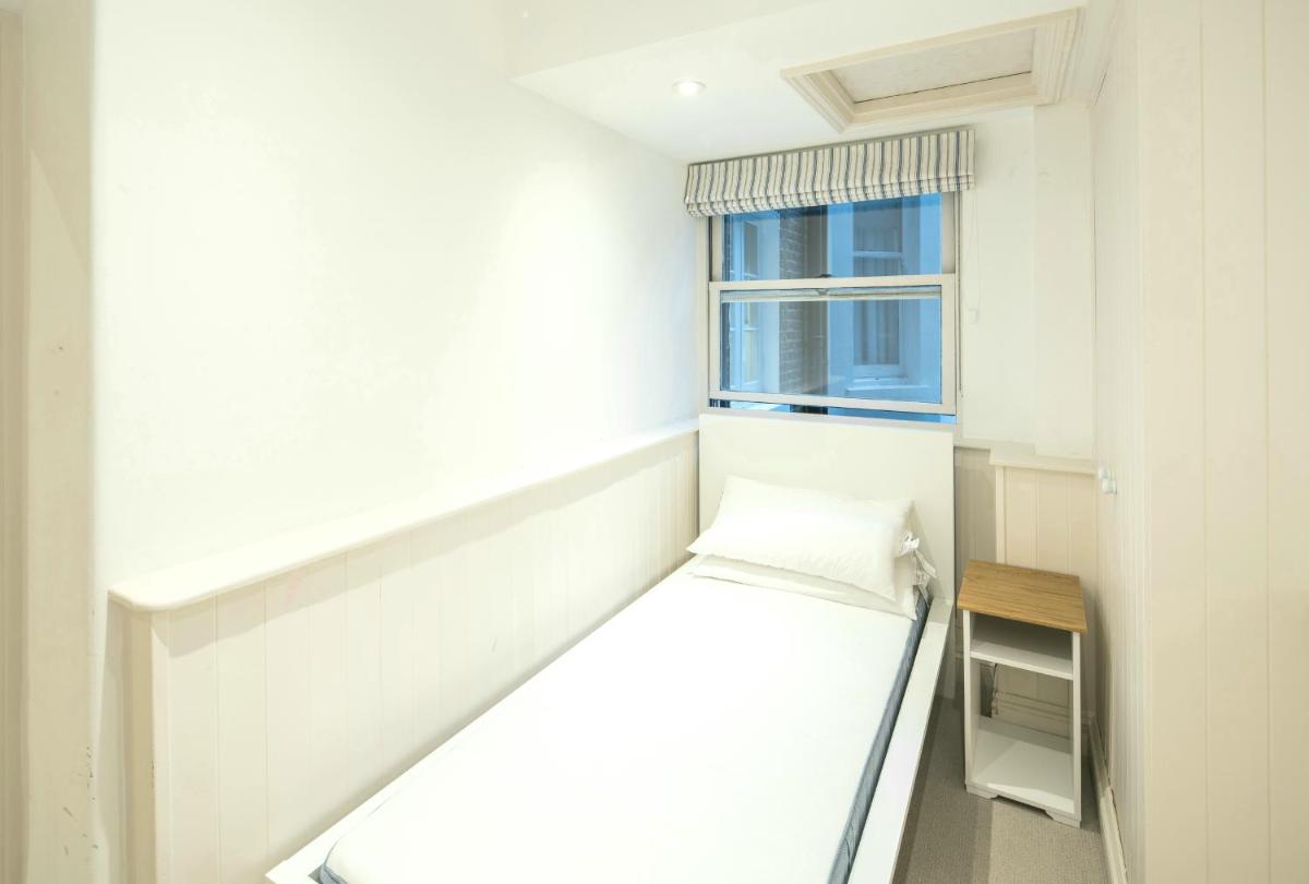 Remarkable 2-Bed Apartment in London - image 2