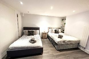 Enchanting 4Bed Detached House near Little Venice - image 4