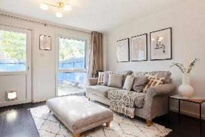 The Chiswick Escape - Lovely 2BDR House with Garden - image 9