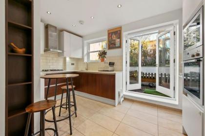 Stylish Apartment in Euston and near Camden with Private Roof Terrace - image 16