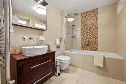 Stylish Apartment in Euston and near Camden with Private Roof Terrace - image 17