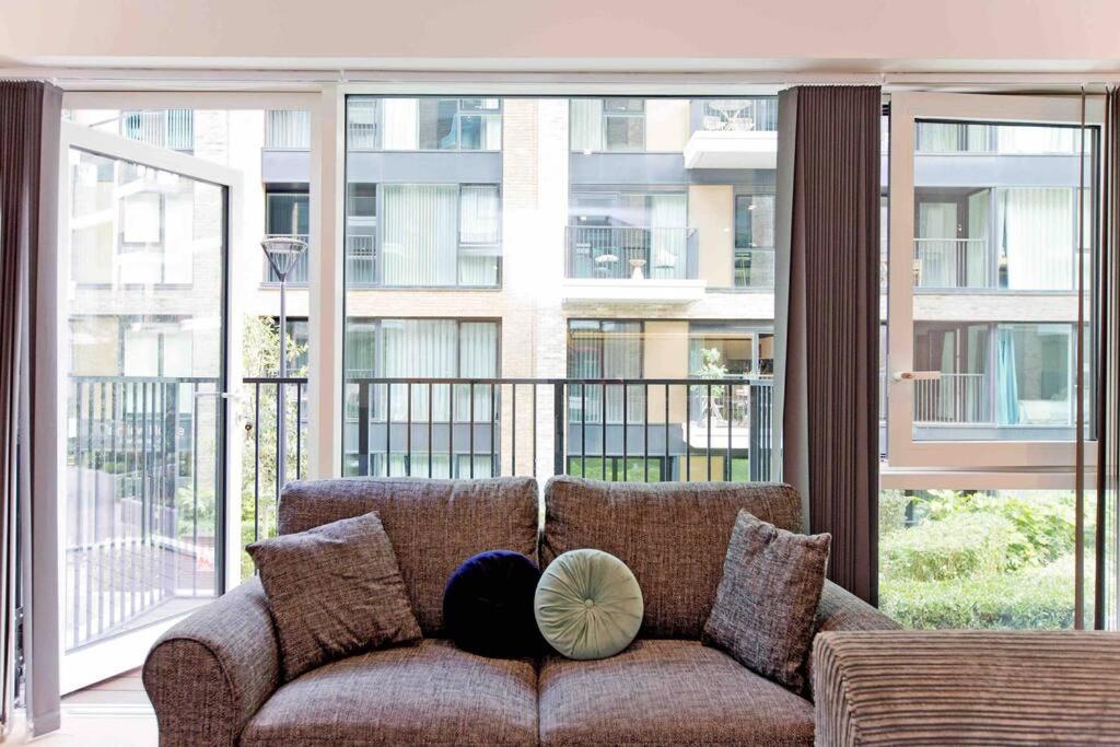 Modern 1 bedroom flat with balcony in Chelsea - image 7