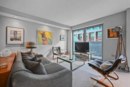 Sleek 2BD Flat wTerrace - 2 Mins from Farringdon! - image 10