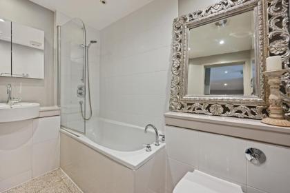 Sleek 2BD Flat wTerrace - 2 Mins from Farringdon! - image 11