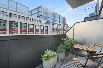 Sleek 2BD Flat wTerrace - 2 Mins from Farringdon! - image 2