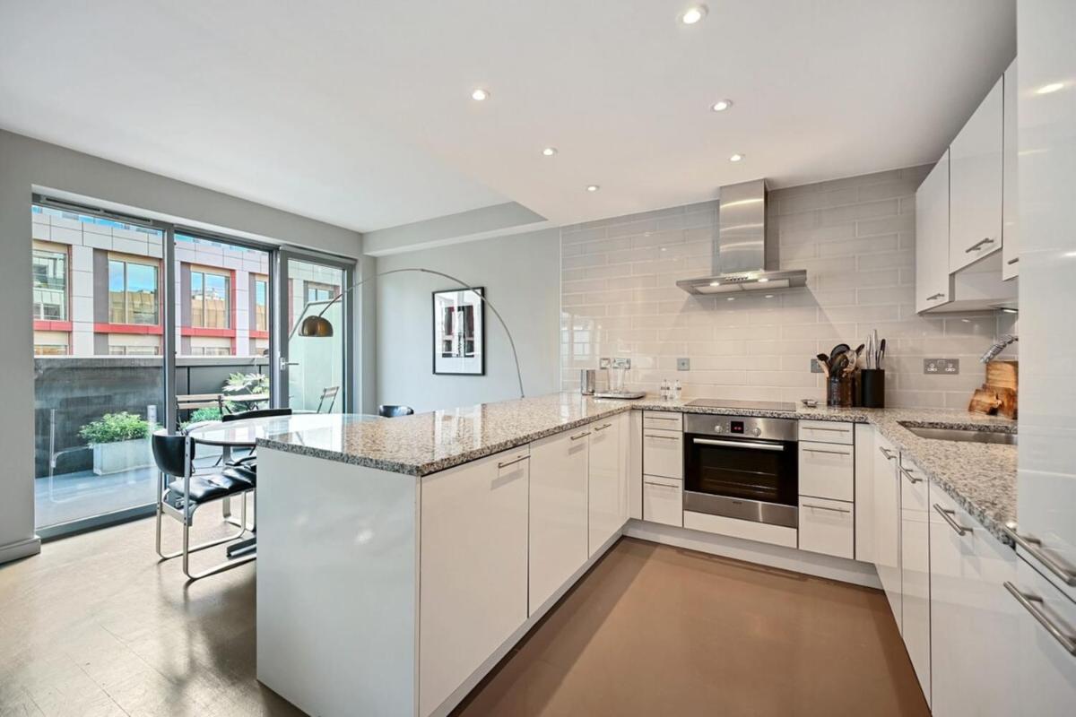 Sleek 2BD Flat wTerrace - 2 Mins from Farringdon! - image 3