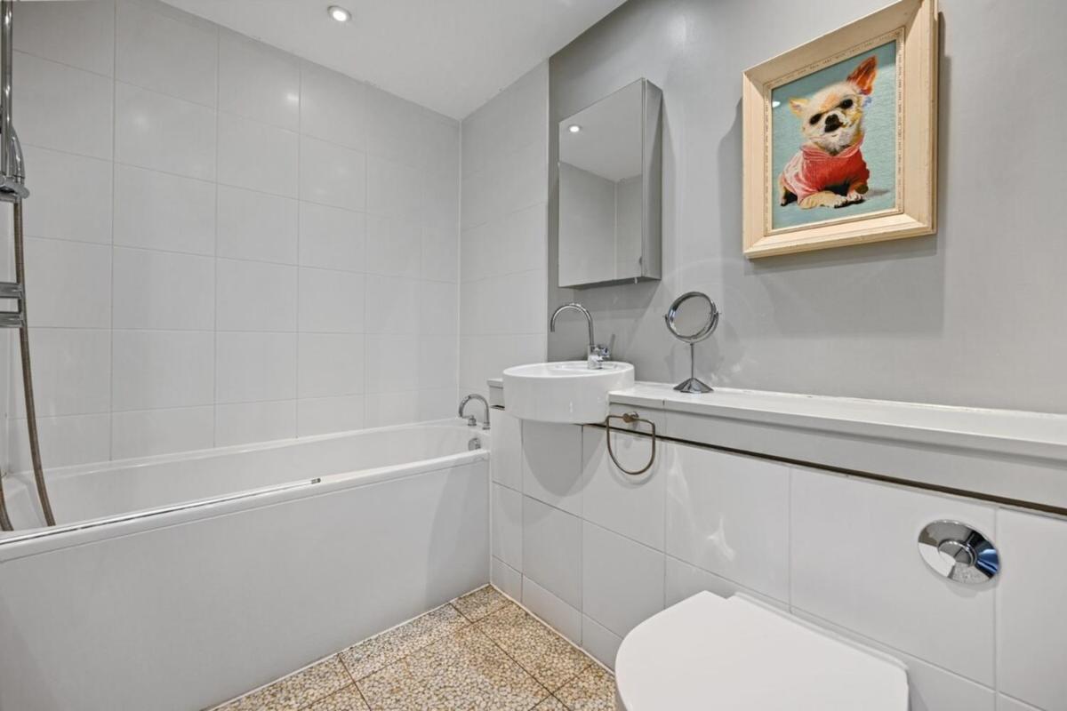 Sleek 2BD Flat wTerrace - 2 Mins from Farringdon! - image 4