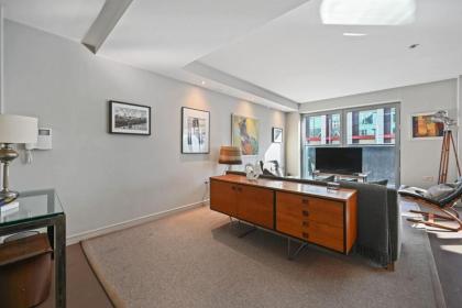 Sleek 2BD Flat wTerrace - 2 Mins from Farringdon! - image 8