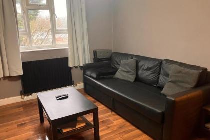 Spacious 1BD Flat - 4 mins to Regent's Canal! - image 3