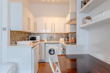 Radiant and Roomy 2BD Flat - Fulham! - image 10