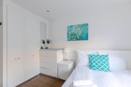 Radiant and Roomy 2BD Flat - Fulham! - image 15