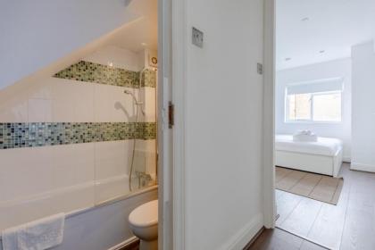 Radiant and Roomy 2BD Flat - Fulham! - image 18