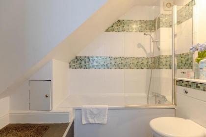 Radiant and Roomy 2BD Flat - Fulham! - image 4