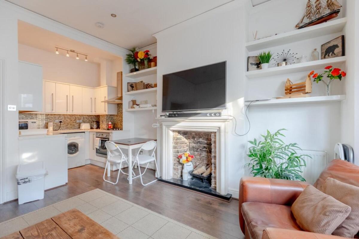 Radiant and Roomy 2BD Flat - Fulham! - image 6