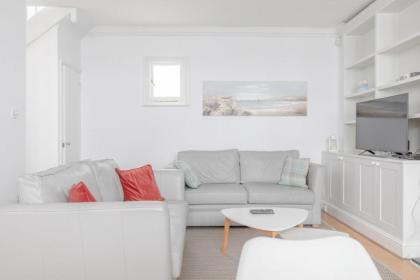 Central & Stylish 2BD Home near Kensington Gardens - image 10