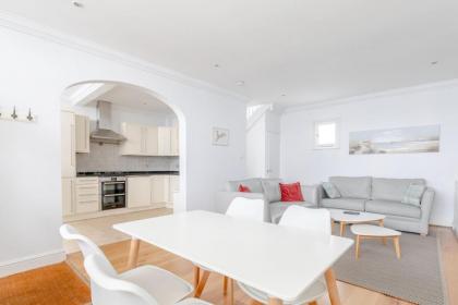 Central & Stylish 2BD Home near Kensington Gardens - image 8