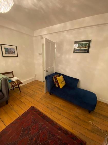 Trendy 1BD Flat - 5 mins to Cambridge Heath! - image 4