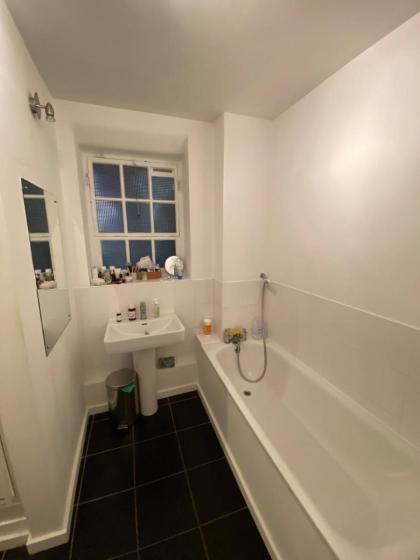 Trendy 1BD Flat - 5 mins to Cambridge Heath! - image 7