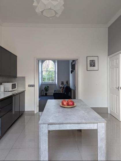 Victorian Apartment on the Famous Essex Rd in Islington - image 18