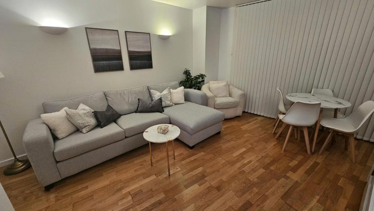 Luxury Apartment in Canary Wharf - image 2