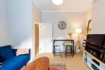 Charming 1BR with Garden in Parsons Green Fulham - image 9