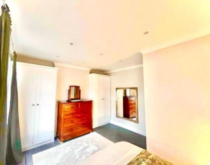 Shepherds Bush Holiday home - image 10