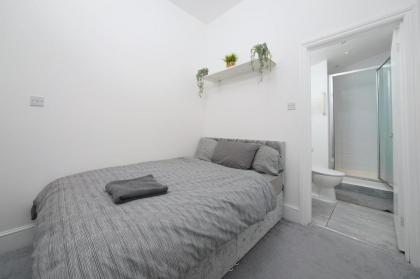 Modern 4-bedroom Apartment in Fulham London - image 10