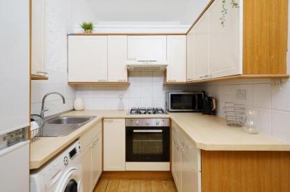 Modern 4-bedroom Apartment in Fulham London - image 12