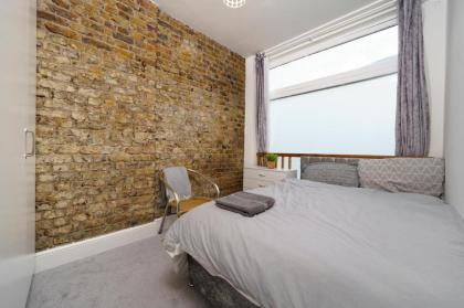 Modern 4-bedroom Apartment in Fulham London - image 2