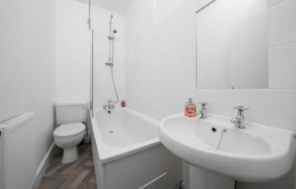 Modern 4-bedroom Apartment in Fulham London - image 4