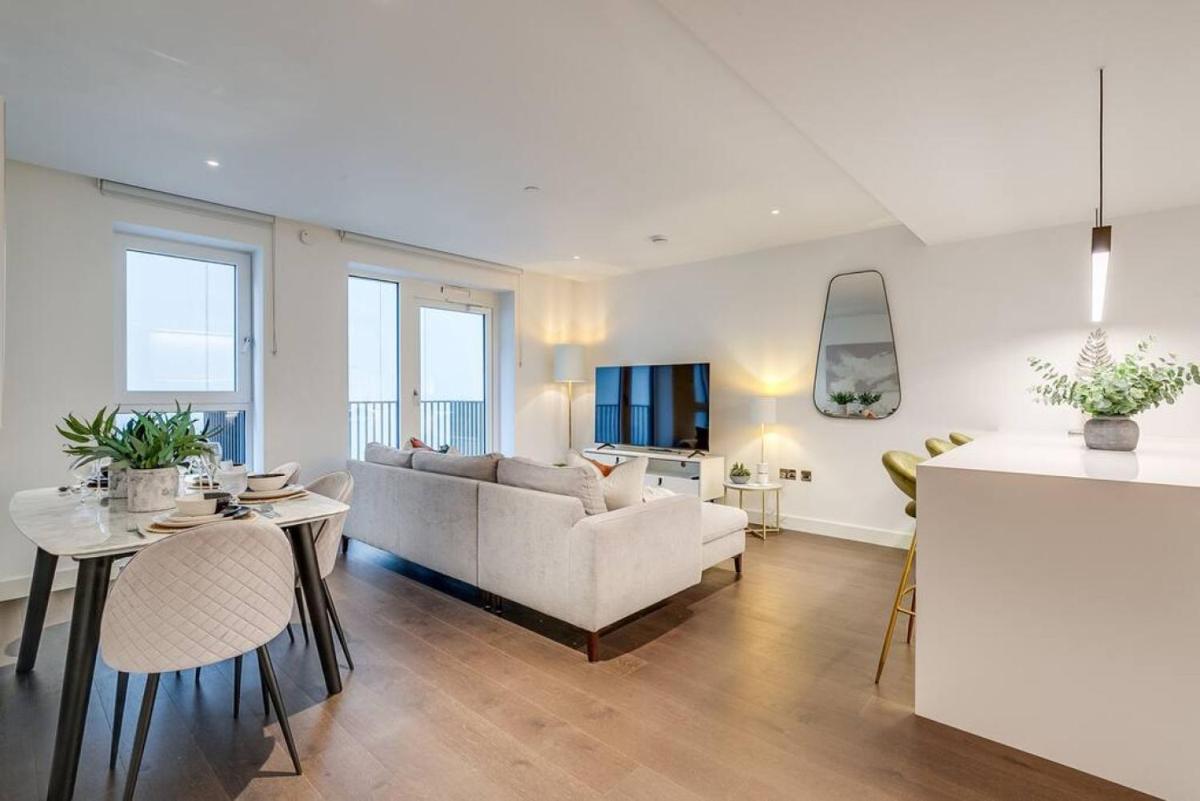 Chic 2-Bedroom Flat with Balcony in the Heart of London Steps from Westfield - main image