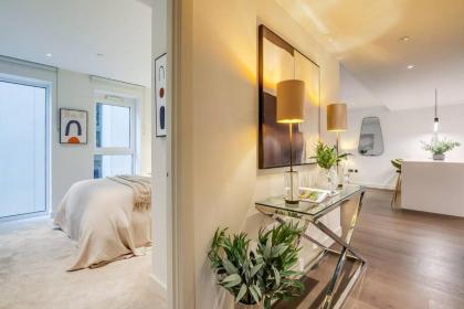 Chic 2-Bedroom Flat with Balcony in the Heart of London Steps from Westfield - image 10