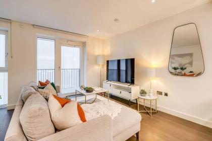 Chic 2-Bedroom Flat with Balcony in the Heart of London Steps from Westfield - image 2