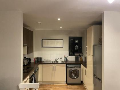 Charming 2-Bed Apartment in Bow London - image 10