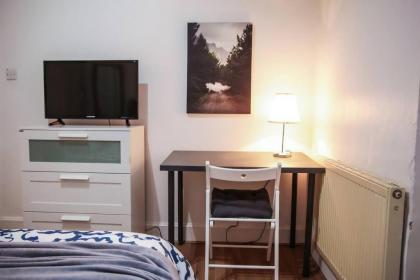 3 bed flat with balcony central - image 15