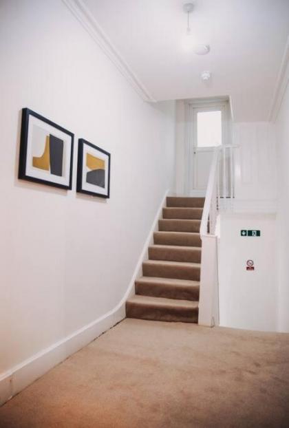 3 bed flat with balcony central - image 18