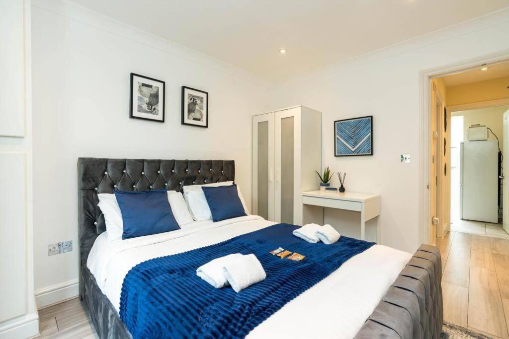 stylish 2bed with sky window - main image