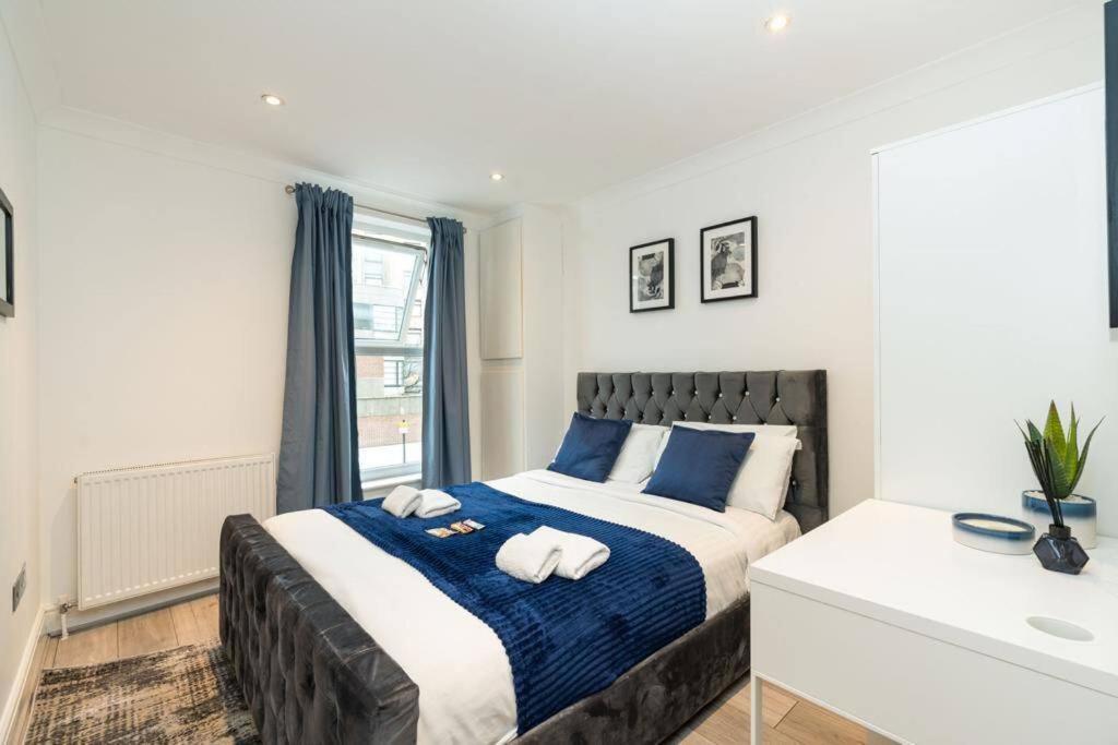 stylish 2bed with sky window - image 2