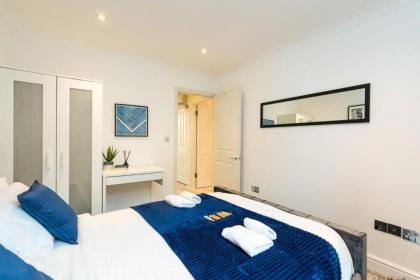 stylish 2bed with sky window - image 5