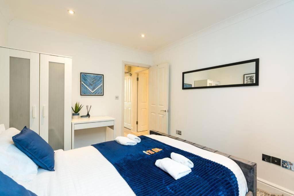 stylish 2bed with sky window - image 5