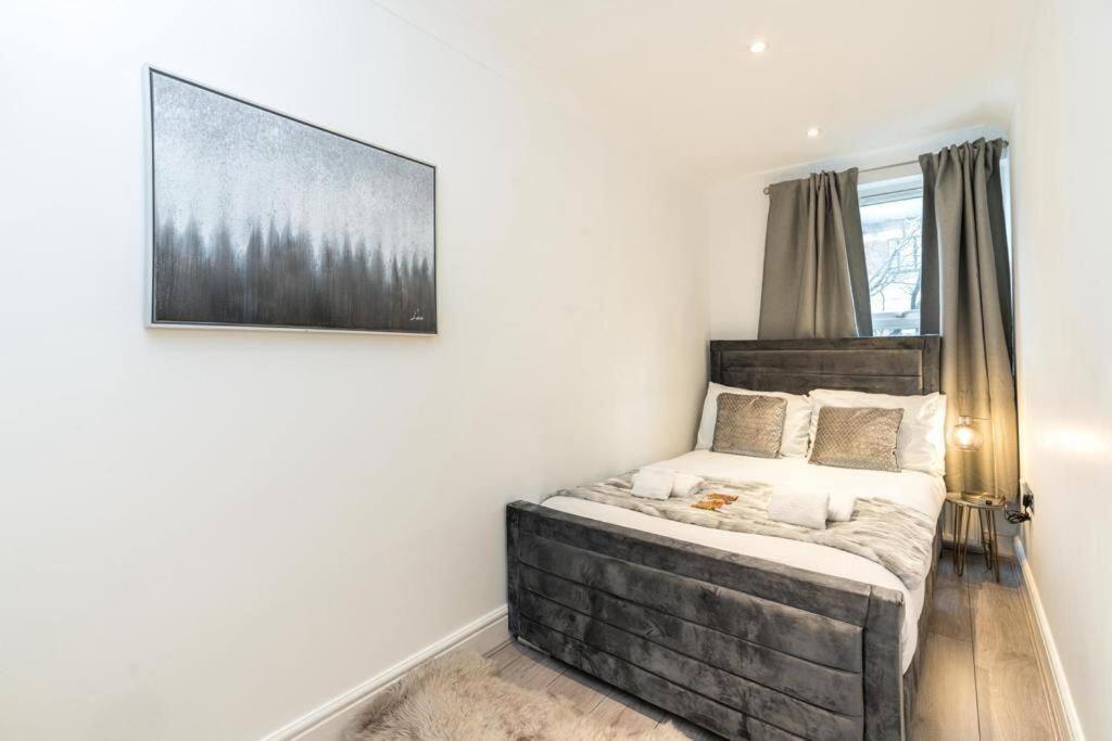 stylish 2bed with sky window - image 6