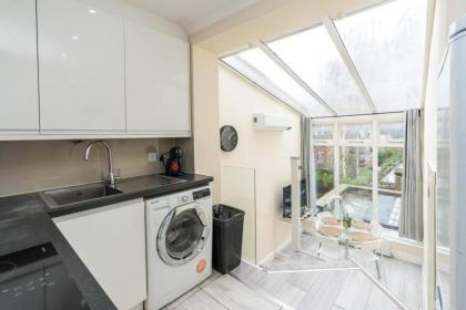 stylish 2bed with sky window - image 9