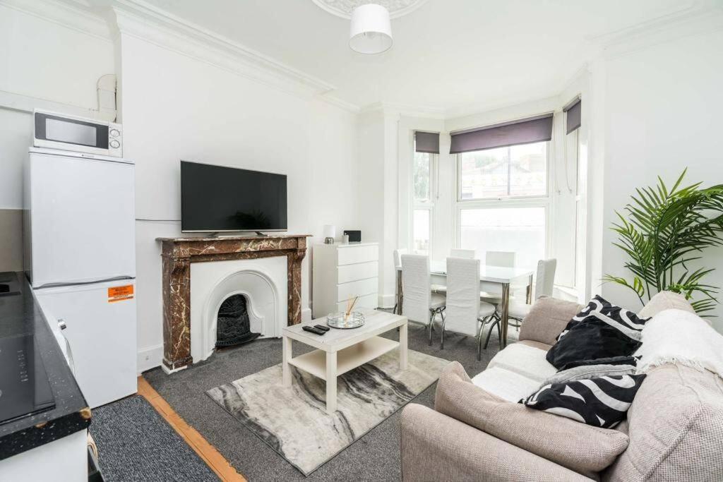 2bed flat west Kensington - image 3