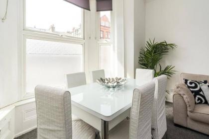 2bed flat west Kensington - image 9