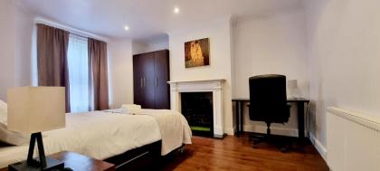 Central London spacious modern with Kingsize Bed - image 4