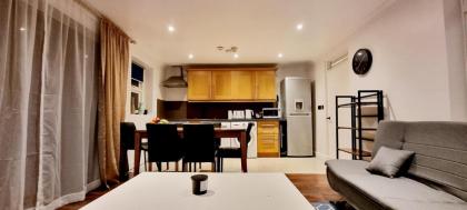 Central London spacious modern with Kingsize Bed - image 9