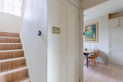 Spacious & Elegant 2BD Victorian Flat - Islington! - image 17