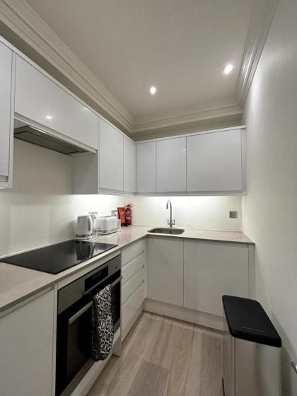 Chic Studio Flat 8 Mins to Harrods Knightsbridge - image 2