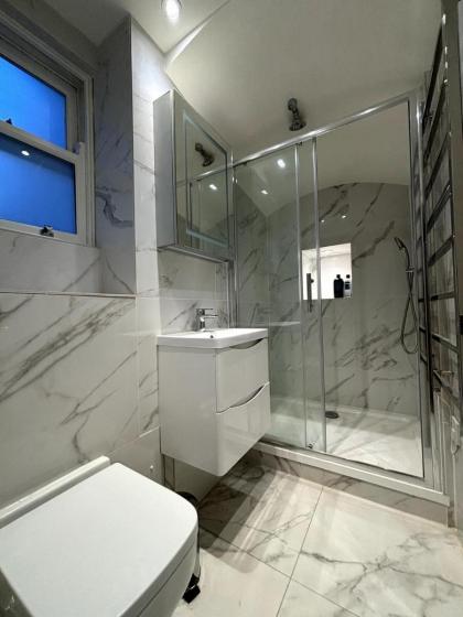 Chic Studio Flat 8 Mins to Harrods Knightsbridge - image 3